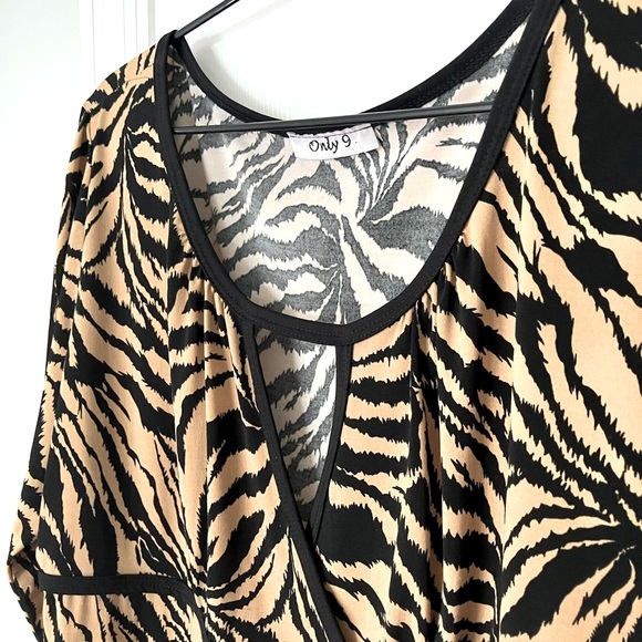 Women’s attractive Tiger print blouse size 1X, 3/4 sleeves, stretch, neckline. - Picture 13 of 15